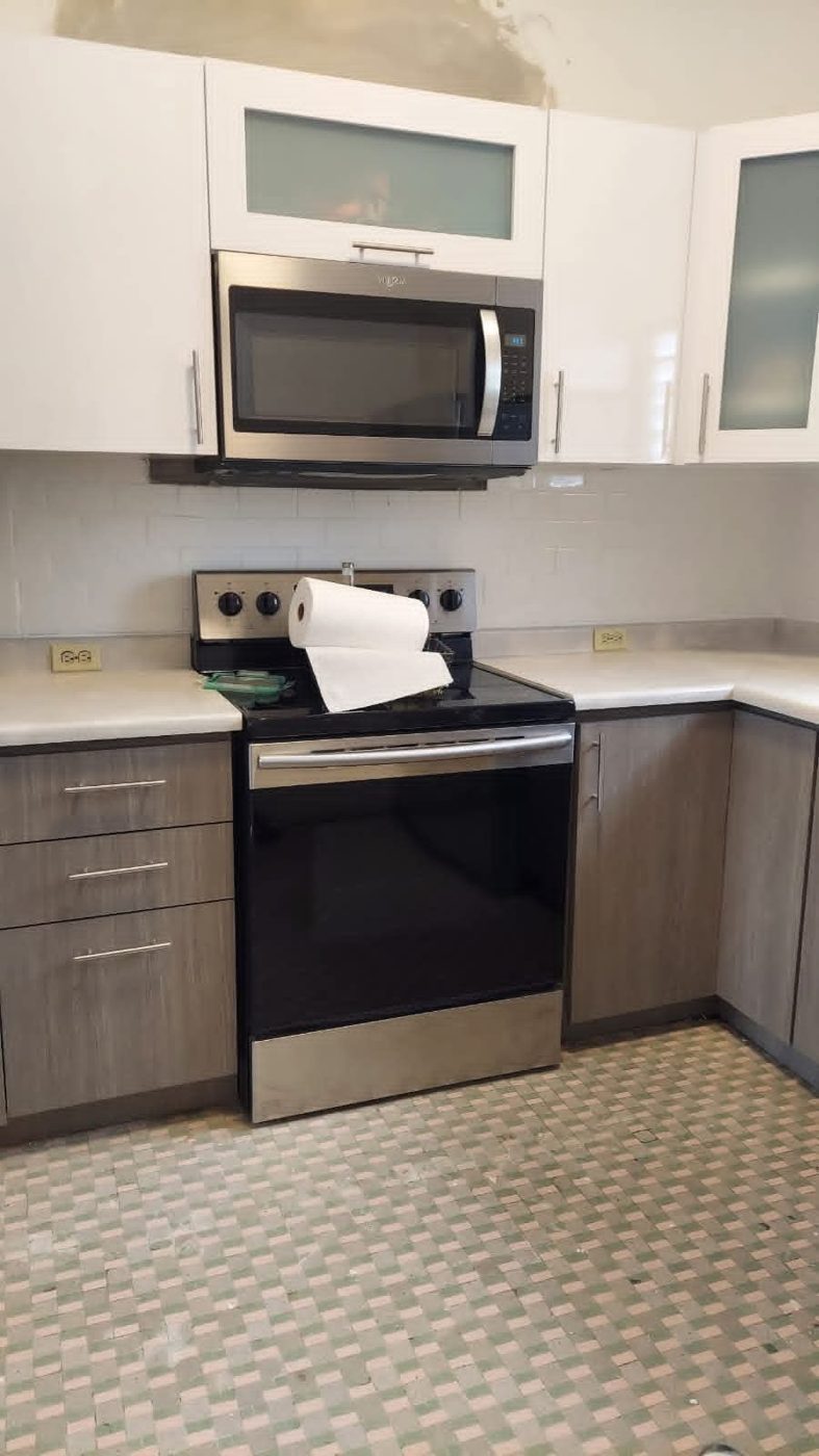 Cocina en blanco y gris madera