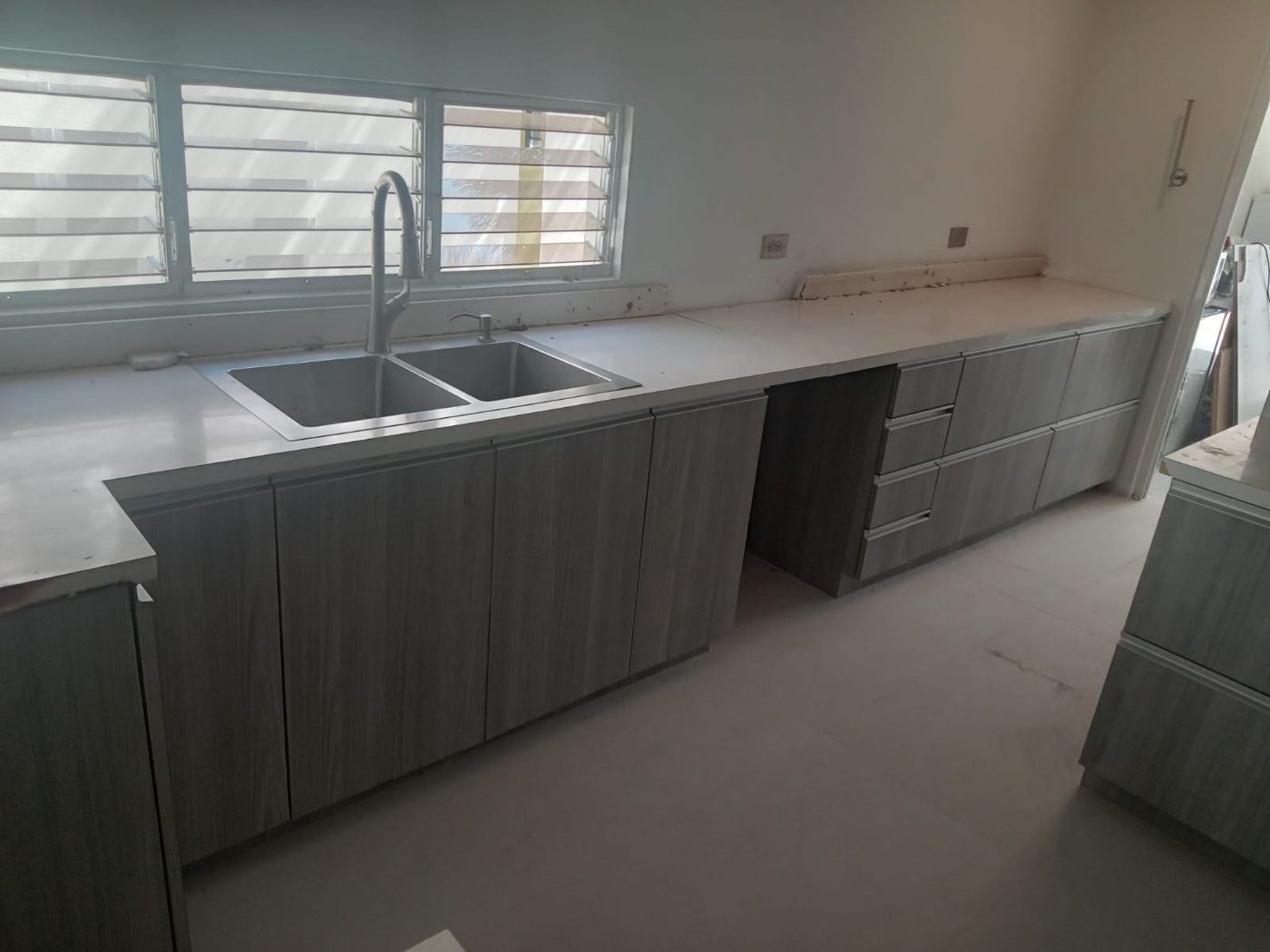 Gabinetes en gris madera