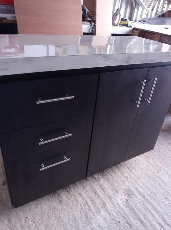 Mueble con tope de mármol