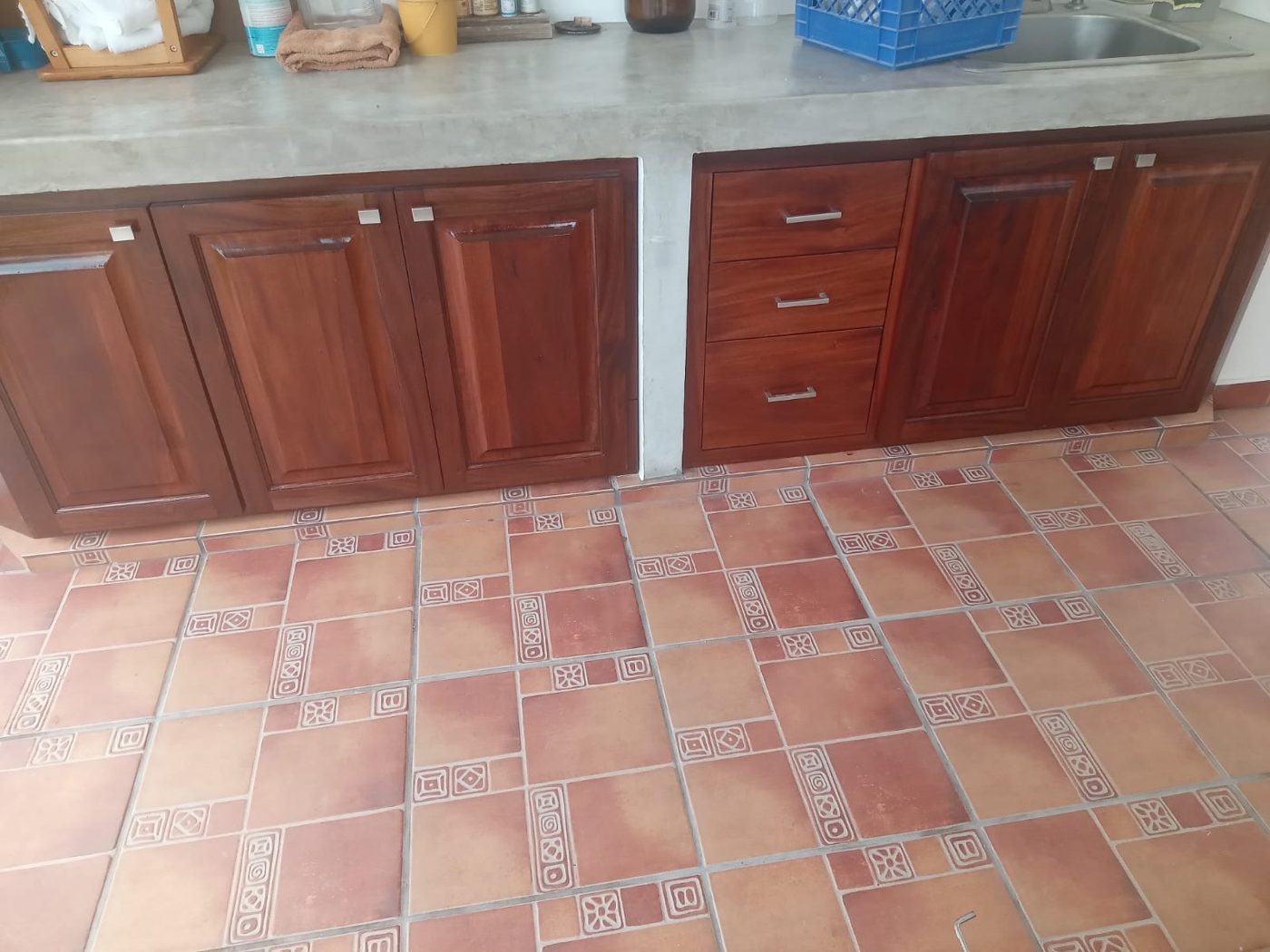 Gabinetes de madera sólida con puertas de panel