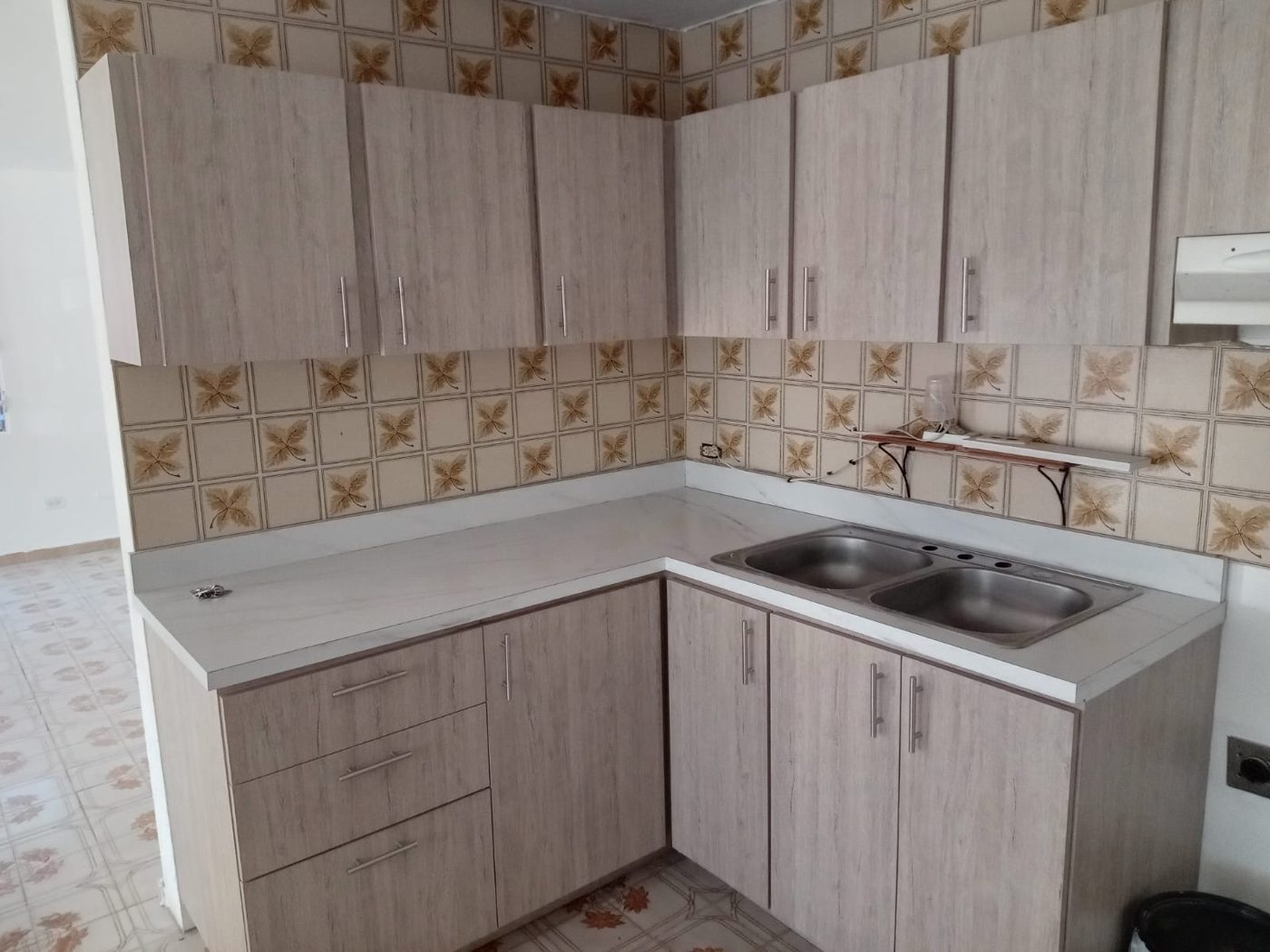 Cocina en L en tono madera clara