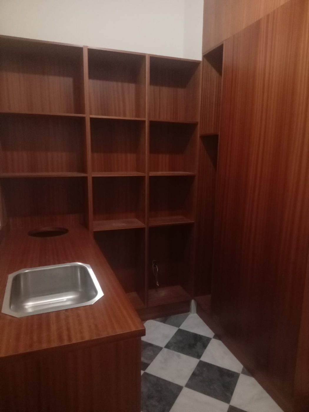 Despensa con tablilleros en madera