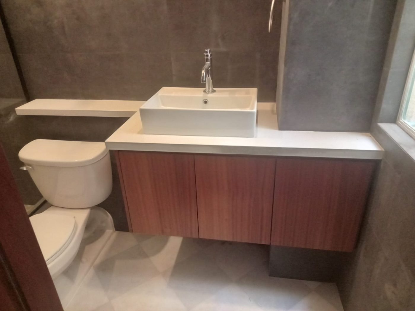 Gabinete de baño con repisa